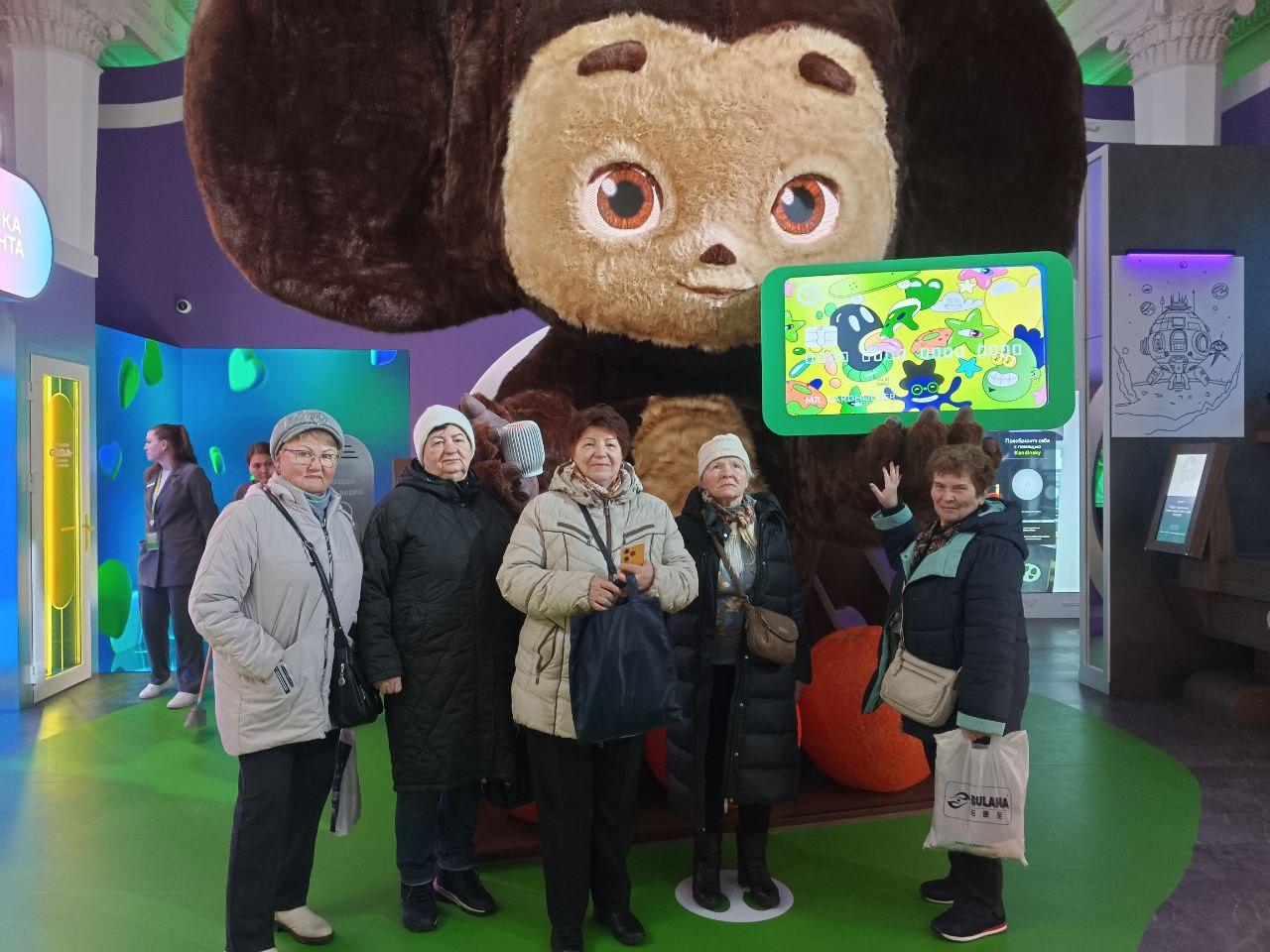 Выставку «Россия» посетили активные долголеты из Ленинского округа 
