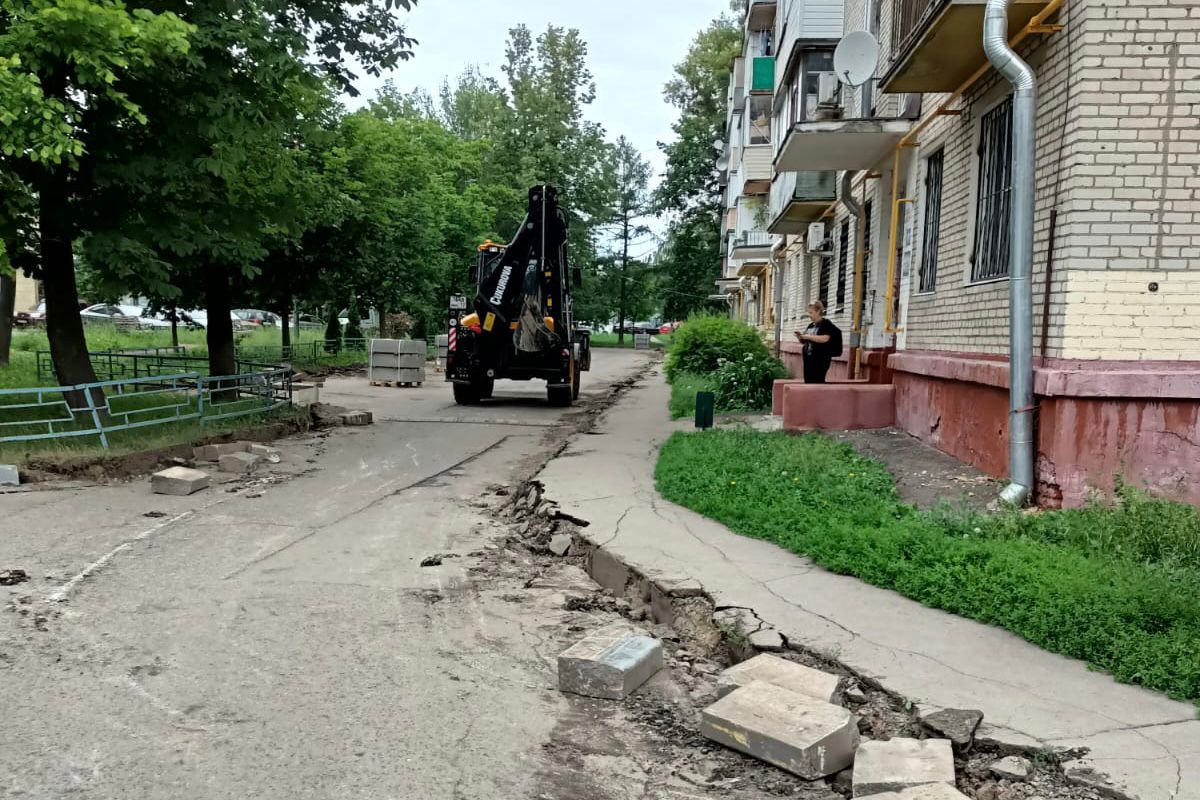 Замену асфальта на двух дворовых территориях начали в Ленинском округе