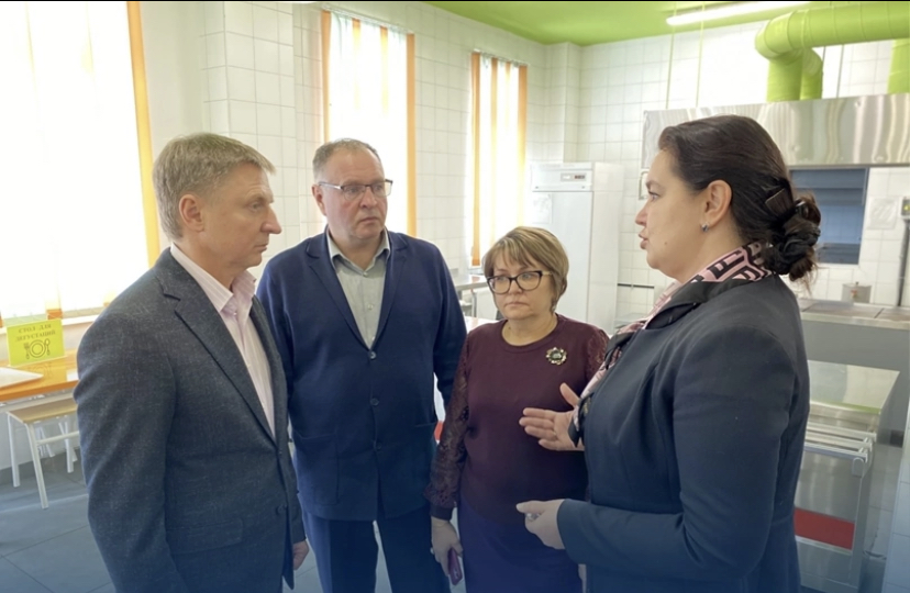 Депутат Мособлдумы Владимир Жук проверил качество горячего питания в школе Ленинского округа