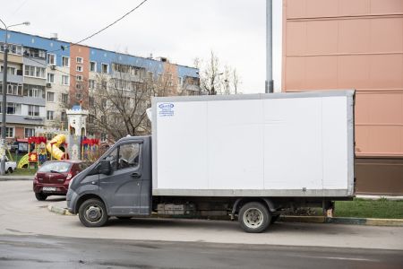 Убирать коммерческий транспорт из дворов начнут в Ленинском округе с первого мая