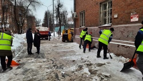 Уборка снега на придомовых территориях - на контроле администрации Ленинского округа