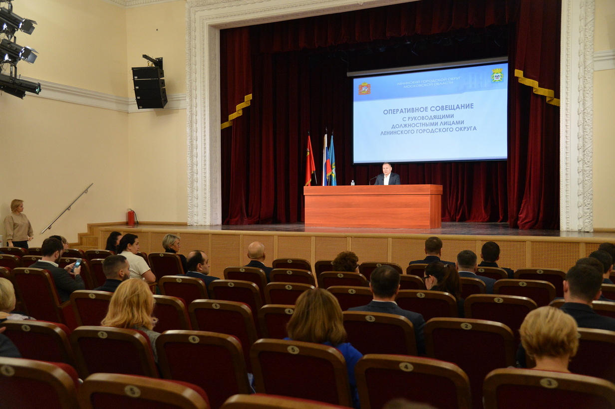 Глава Ленинского округа Алексей Спасский 21 ноября провел еженедельное оперативное совещание с руководителями администрации и профильных служб