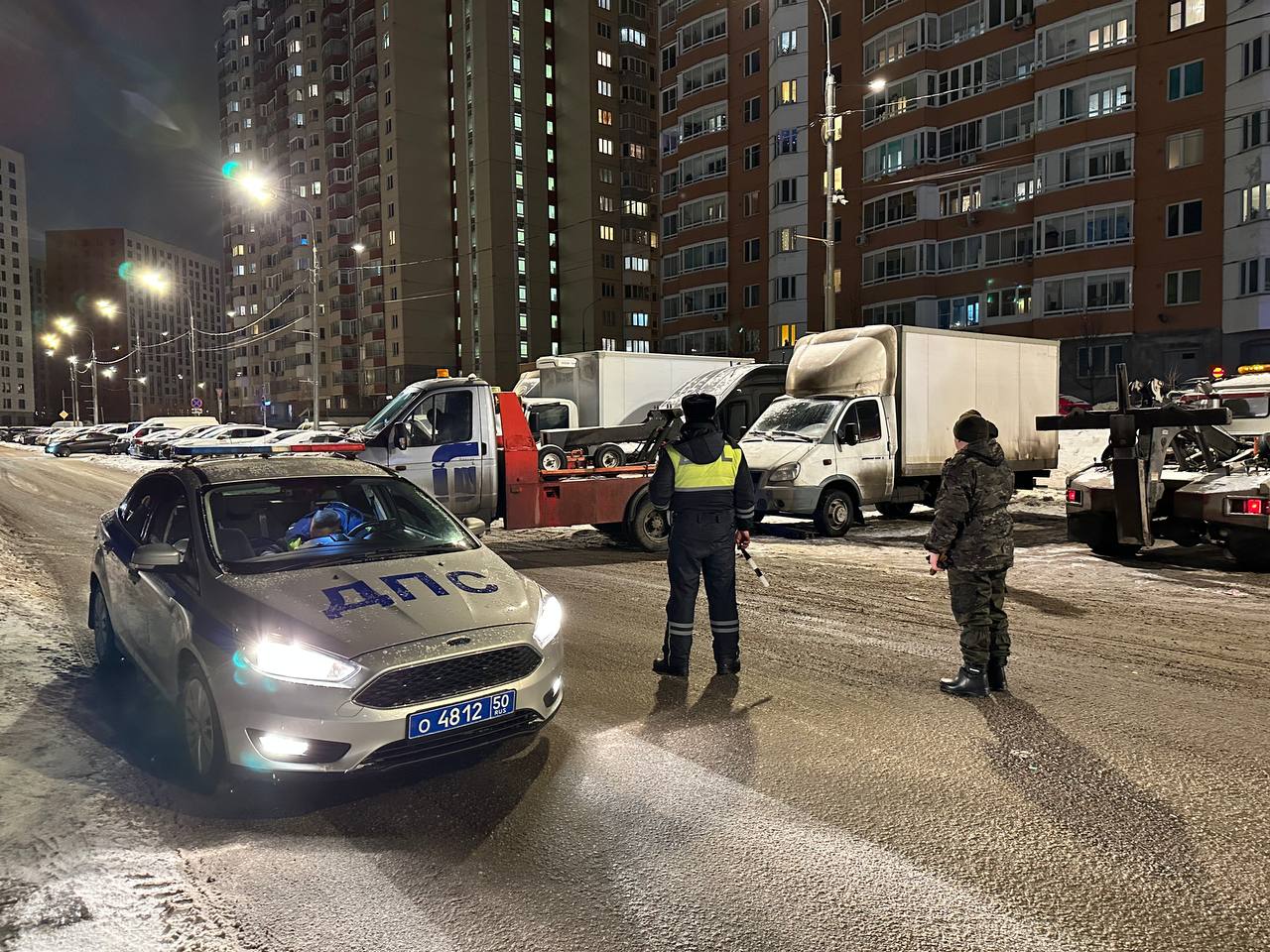 Эвакуация неправильно припаркованных грузовиков продолжается в поселке Дрожжино Ленинского округа