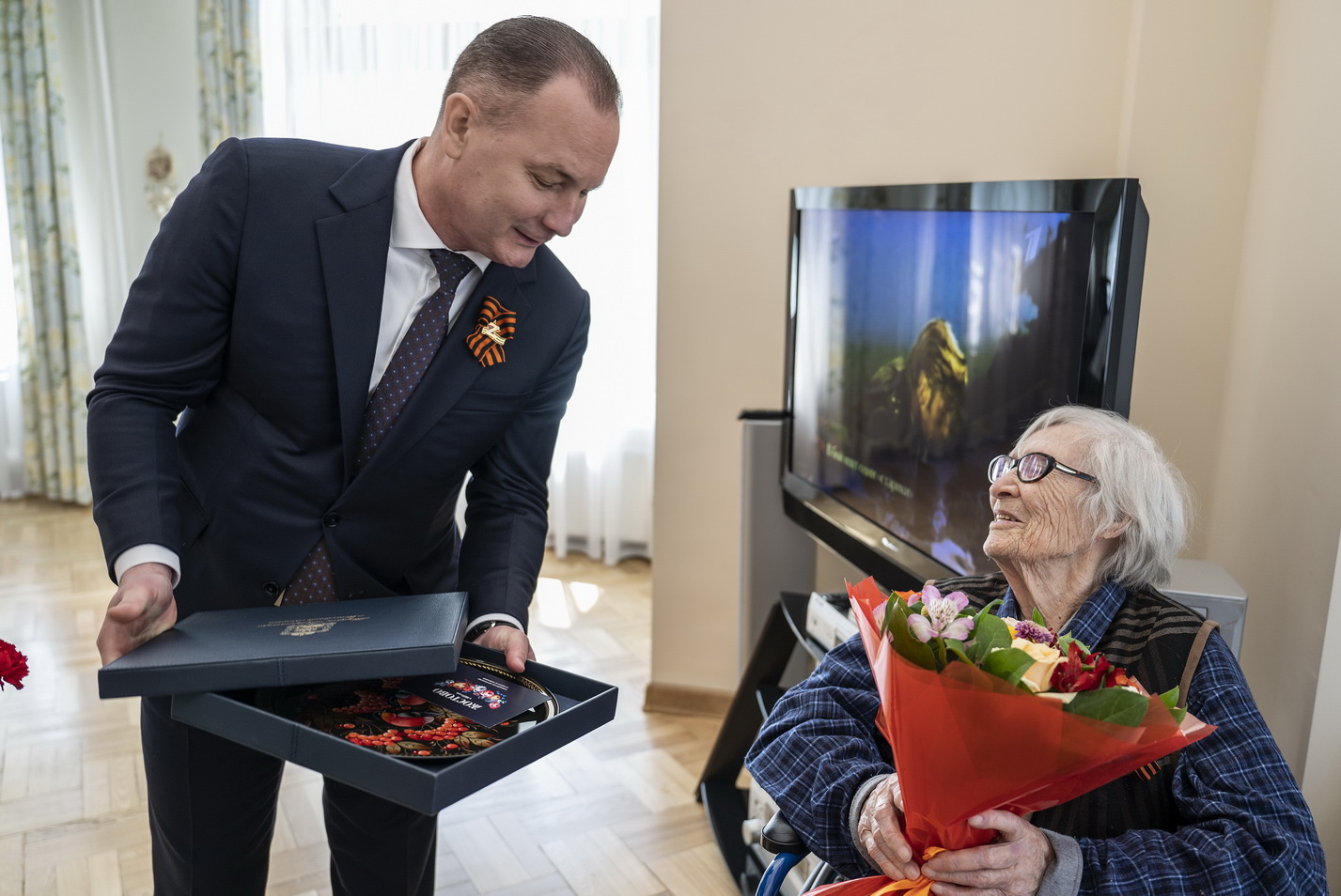 В Ленинском округе поздравили ветеранов на дому