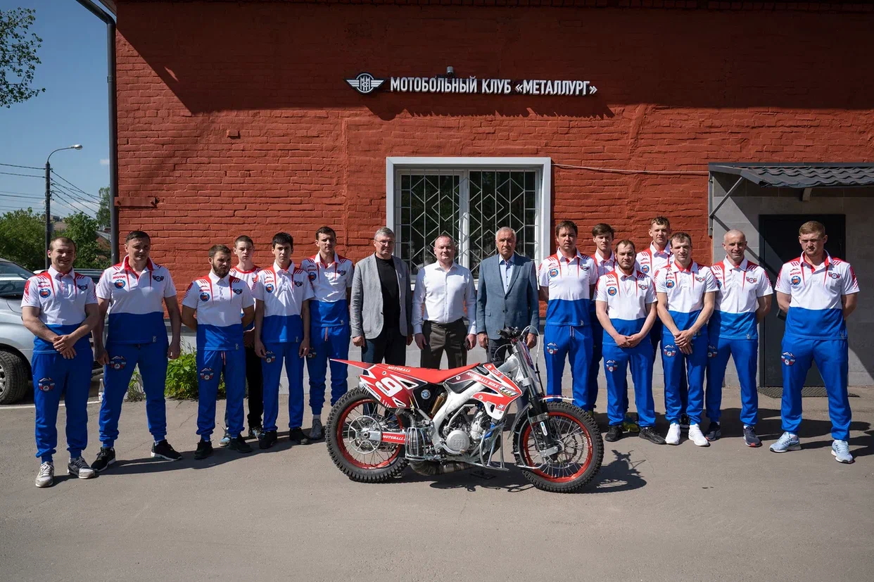 Алексей Спасский вручил мотобольной команде «Металлург» новый мотоцикл