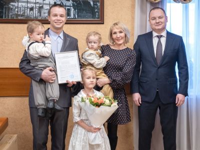 Алексей Спасский вручил многодетной семье из Ленинского округа свидетельство о соцвыплате для приобретения квартиры