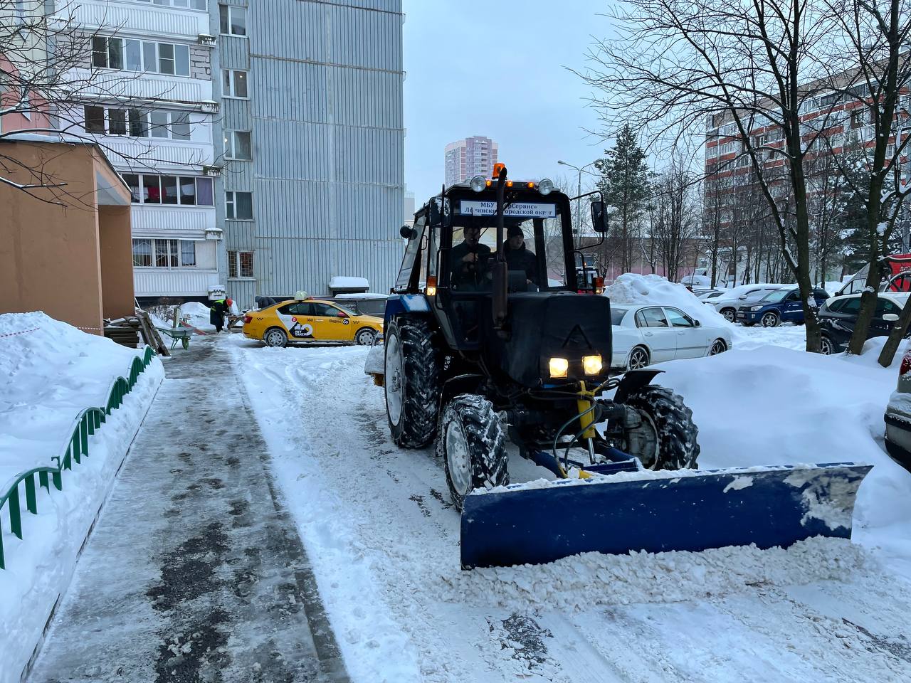 Коммунальные службы Ленинского городского округа продолжают работу по ликвидации последствий снегопадов в муниципалитете