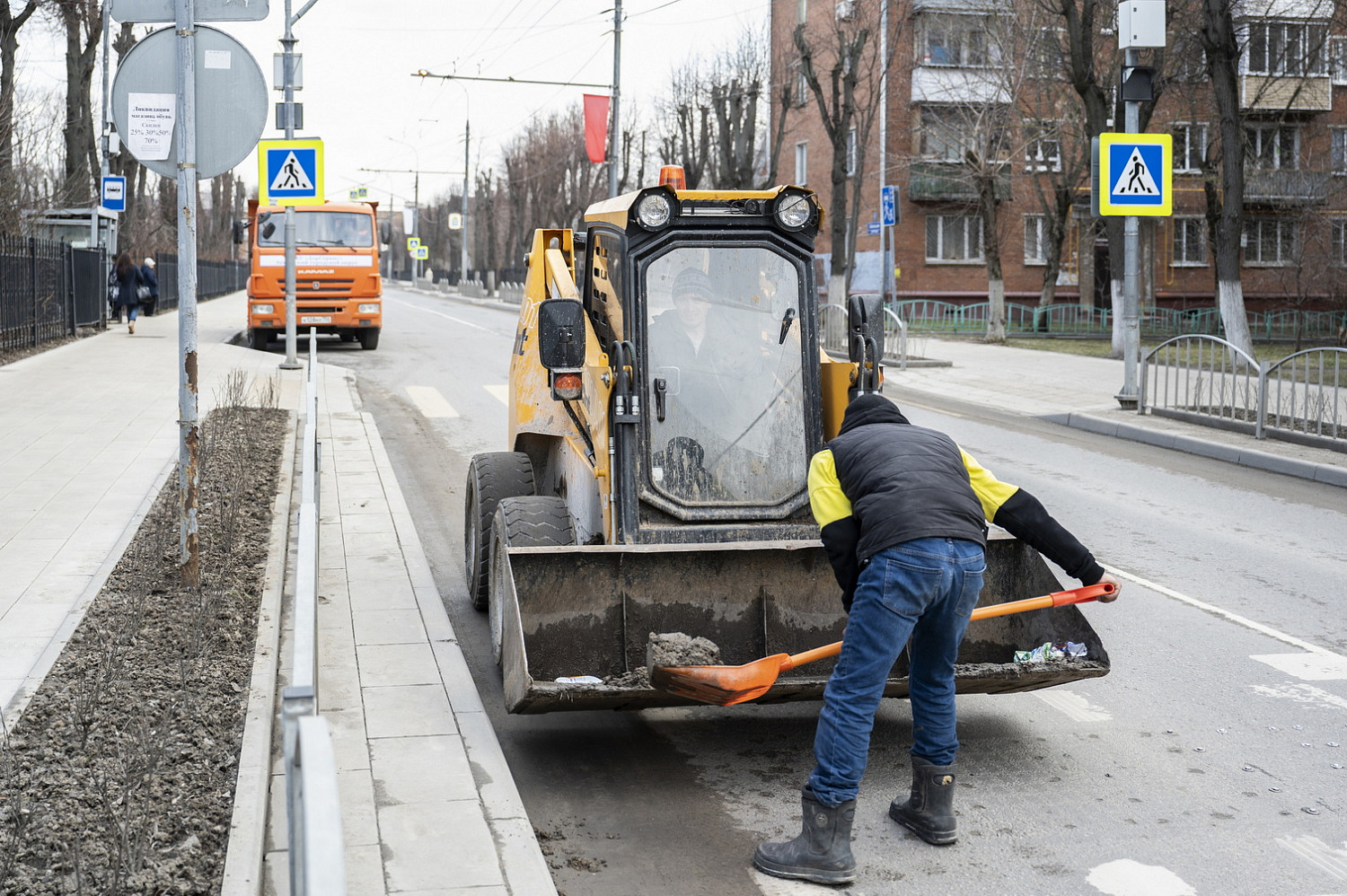 Месяц чистоты и благоустройства продолжается в Ленинском округе