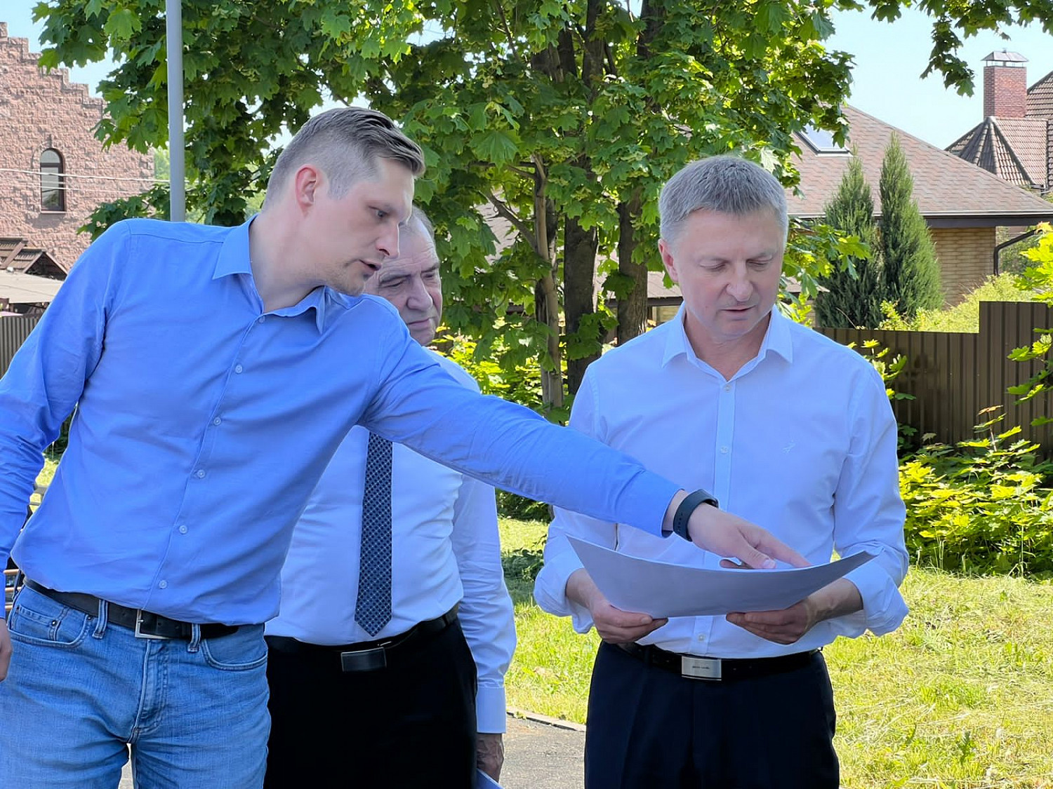Владимир Жук оценил темпы и качество строительства губернаторской детской площадки в Ленинском городском округе