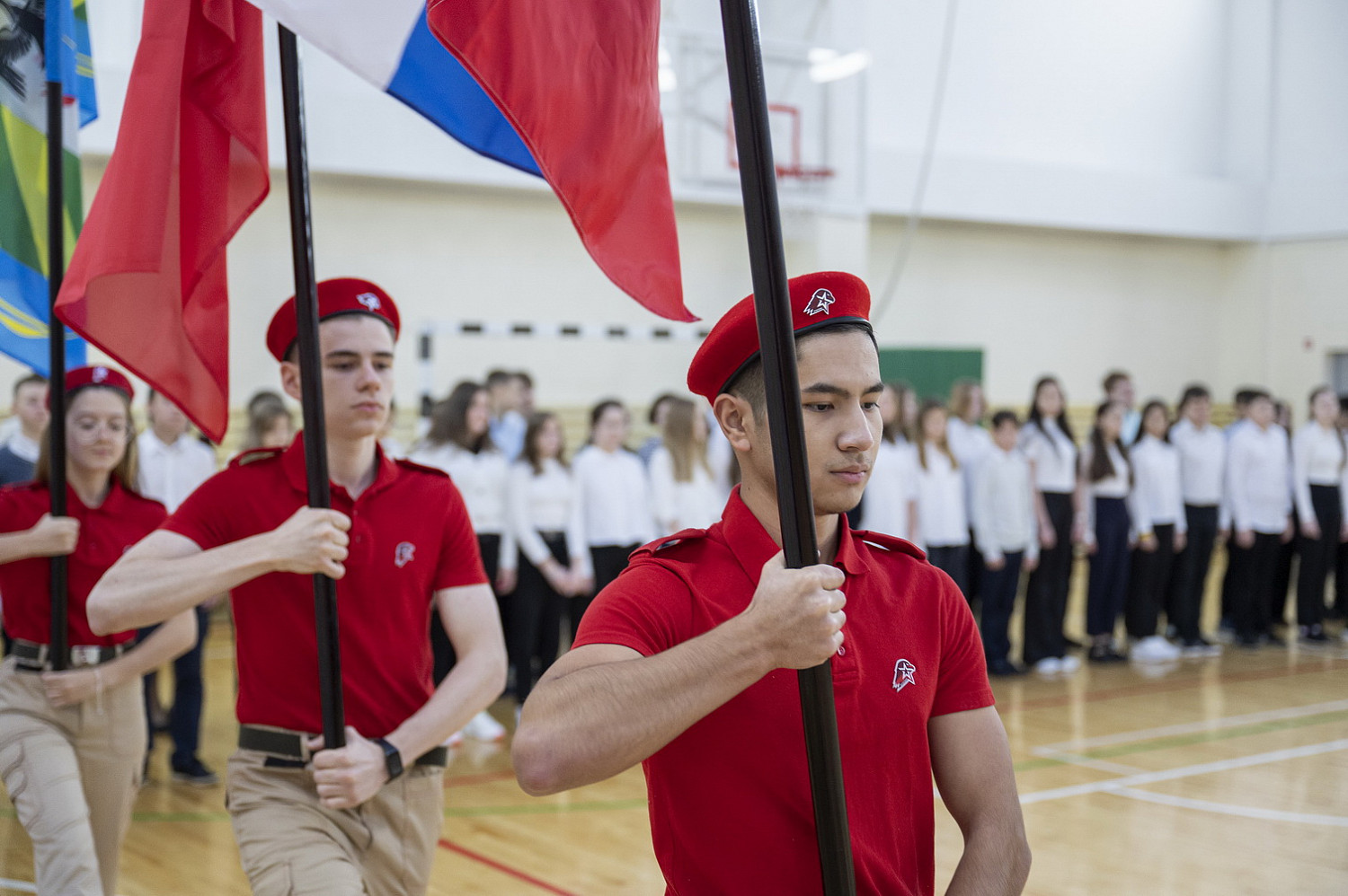Алексей Спасский принял участие в еженедельной церемонии поднятия флага в одной из школ Видного