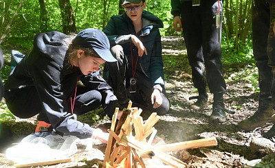 Навыки выживания в лесу отработали школьники Ленинского округа