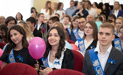 Станислав Каторов поздравил выпускников Ленинского округа с окончанием школы 