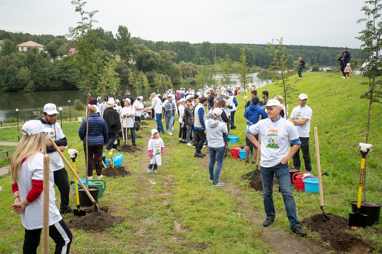 В Ленинском округе состоялась акция «Наш лес. Посади свое дерево»