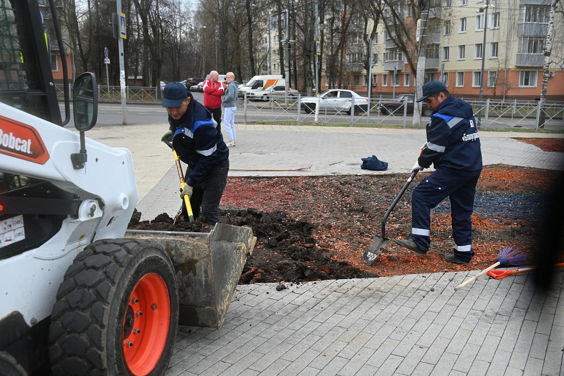 Деревья приводят в порядок после зимы в Ленинском округе