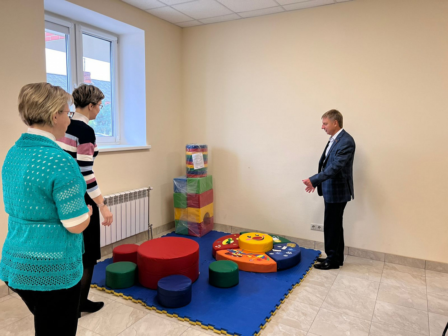 Владимир Жук посетил центр досуга «Юность» в деревне Калиновка