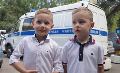 Близнецы из Видного, спасшие ребенка на улице, познакомились с работой полиции
